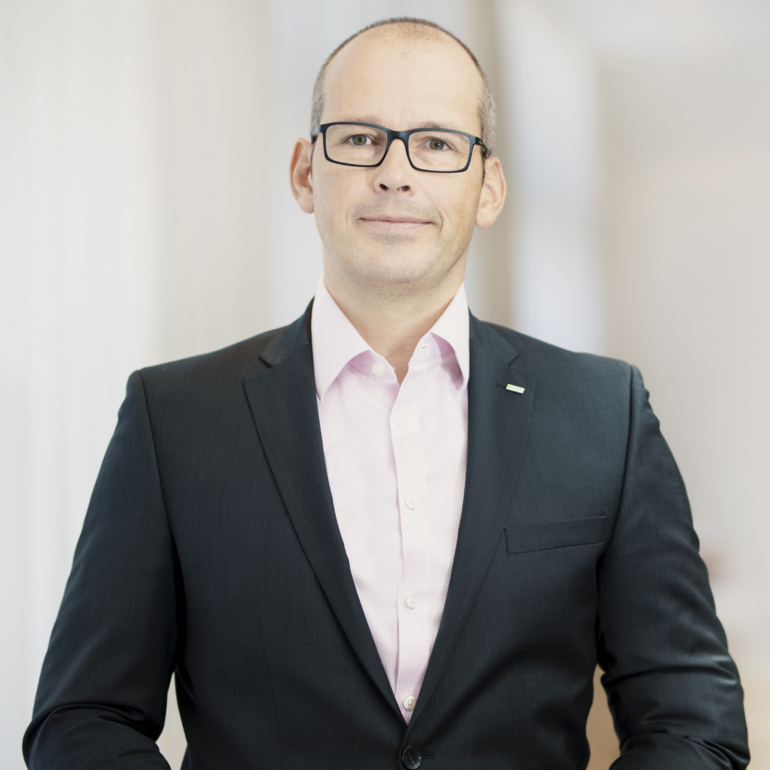 Bevollmächtigter der Geschäftsführung Markus Arnold lächelt in die Kamera im IT Gesundheitswesen | kubus IT GbR