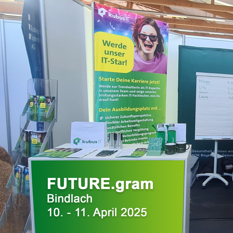 Messestand der kubus IT auf der Berufsorientierungsmesse FUTURE.gram in Bindlach. Im Vordergrund steht ein weiß-grüner Thementisch mit Infomaterialien, Stiften, Bechern und Give-aways. Dahinter befindet sich ein großes Werbeplakat mit der Aufschrift „Werde unser IT-Star!“ und Informationen zu Ausbildungsmöglichkeiten. Links steht ein Prospektständer, rechts ein Flipchart mit Namen und Punktzahlen. Im Hintergrund erkennt man auch den angrenzenden Bereich des AOK Bayern-Stands.