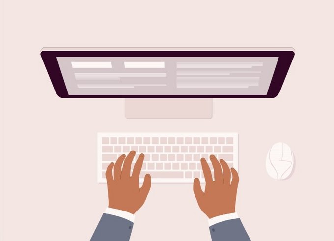 Person arbeitet am PC mit den Händen auf der Tastatur