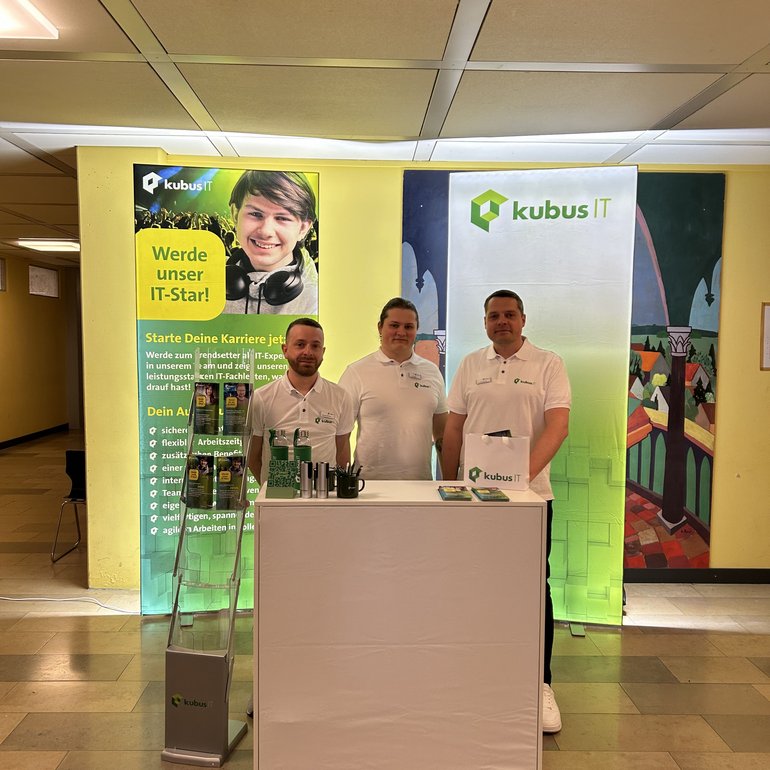 kubus IT auf der Ausbildungsmesse – Team am Messestand in Hollfeld| kubusIT - Arbeitsgemeinschaft von Körperschaften des öffentlichen Rechts eGbR
