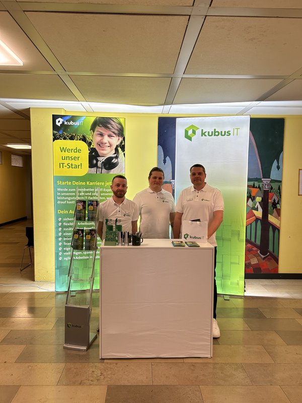 kubus IT auf der Ausbildungsmesse – Team am Messestand in Hollfeld| kubusIT - Arbeitsgemeinschaft von Körperschaften des öffentlichen Rechts eGbR
