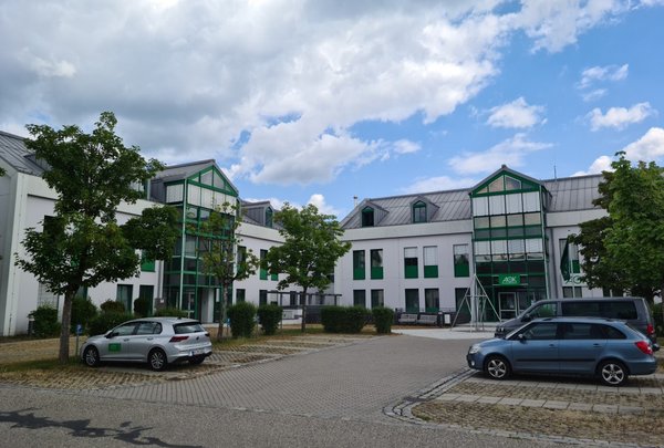 Gebäude des AOK Bayern Standorts Holzkirchen | kubus IT GbR