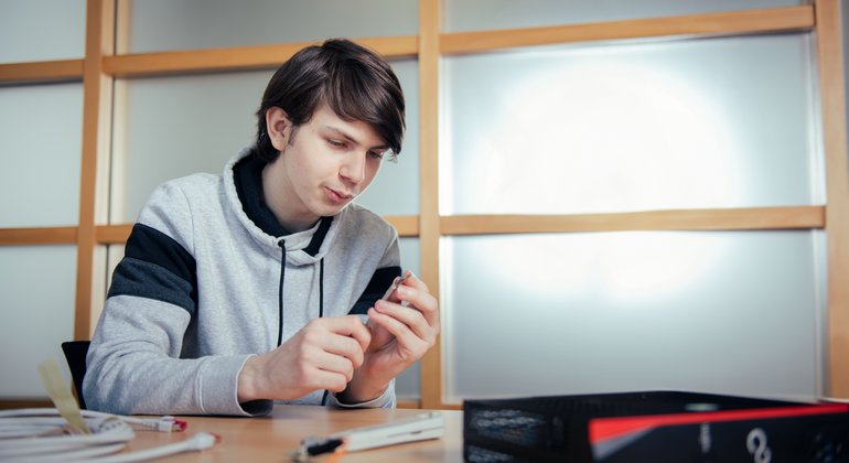 Ein Auszubildender analysieren den Aufbau eines Kupferkabels im öffentlichen Dienst | kubus IT GbR