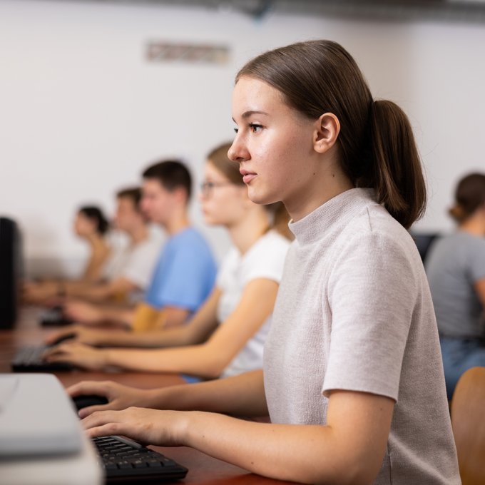 Auszubildende schreibt ihre schriftliche Abschlussprüfung im IT-Gesundheitswesen Eine Auszubildende der kubus IT schreibt ihre schriftliche IHK Abschlussprüfung als Fachinformatiker im IT-Gesundheitswesen