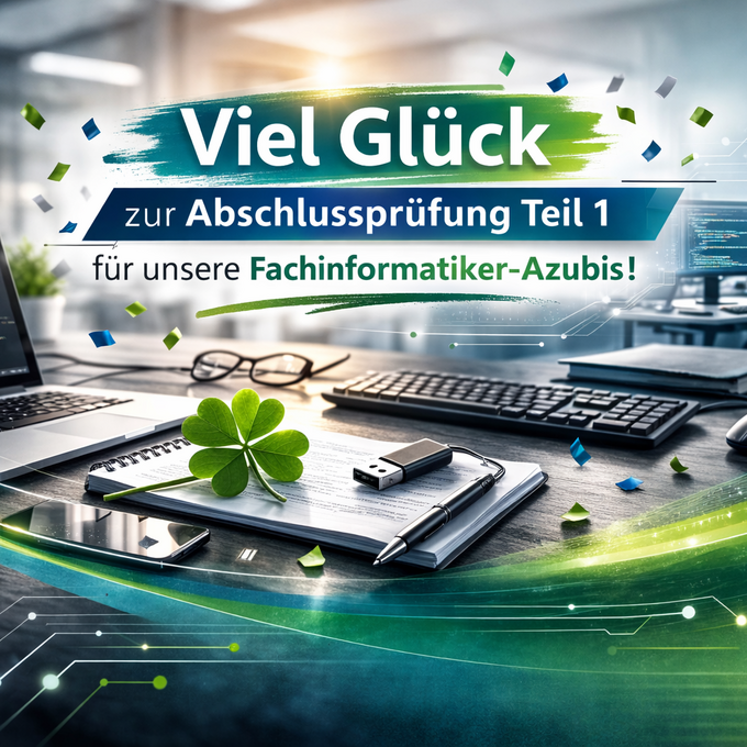 Modernes Banner in Grün- und Blautönen mit der Aufschrift „Viel Glück zur Abschlussprüfung Teil 1 für unsere Fachinformatiker-Azubis“. Im Vordergrund ein aufgeräumter Arbeitsplatz mit Laptop, Code auf dem Bildschirm, Notizbuch, USB-Stick und vierblättrigem Kleeblatt. Im Hintergrund unscharfes Büro ohne erkennbare Gesichter.  