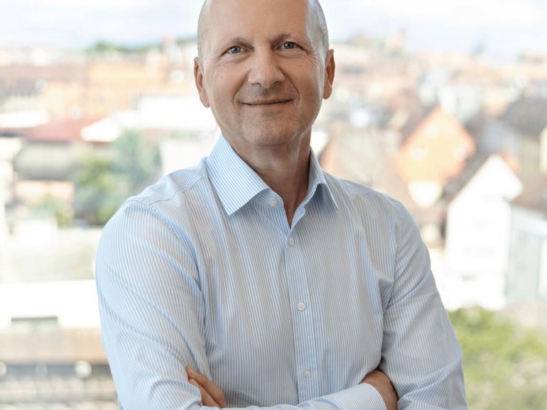 Geschäftsführer der kubus IT Andreas Dahm Griess lächelt in die Kamera im IT Gesundheitswesen | kubusIT - Arbeitsgemeinschaft von Körperschaften des öffentlichen Rechts eGbR